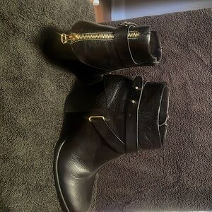 Like new only wore 3 times setting in closet excellent condition